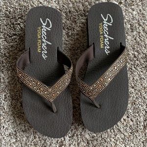 Skechers Yoga Foam flip flops Sz 8